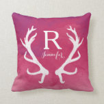 Monogramm rustikale Antler Aquarellfarbe Rosa Kissen<br><div class="desc">Ein heller Aquarellhintergrund mit Splash und Pinselstrichen in Rot,  Rosa und lila,  bildet den Grundstein für einen schönen,  trendigen Gegenstand. Personalisieren Sie es mit Ihrem Namen und Monogramm! Ein Paar rustikaler Weißweinläufer verleiht dem Reh eine Touch Land. Ein künstlerisches Geschenk für diejenigen,  die auch die Freizeit schätzen.</div>
