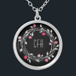 Monogramm Schwarz-weiß rosa Rosa Blumenreste Versilberte Kette<br><div class="desc">Monogramm dieses schwarze,  weiße,  rosa rote Blumenkraut Silberverkleidung. Macht ein großartiges Geschenk für eure Brautmädchen oder für jede Frau in eurem Leben.</div>