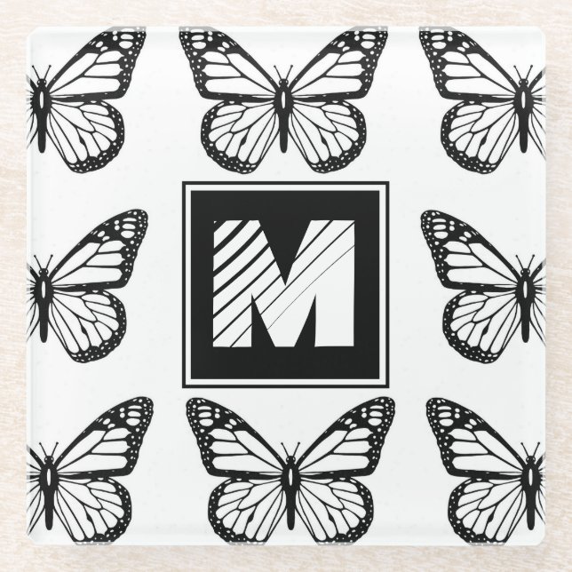 Monogramm-Schwarz-Weiß-Schmetterlingsmuster Glasuntersetzer (Vorderseite)