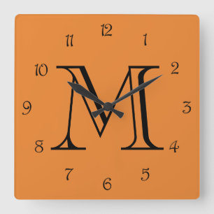 Monogramm schwarze Skriptnummern auf Orange-Wccn Quadratische Wanduhr