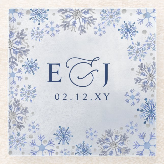 Monogramm Silber Blaue Schneeflocken Winterhochzei Glasuntersetzer (Vorderseite)