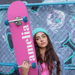 Monogramm Skateboard<br><div class="desc">Cooles Skateboard mit Monogrammnamen oder Initialen in einem beliebten und trendigen, feinen weißen Schriftart auf einem hellrosa Hintergrund. Sie können die Größe des Schriftartes im Entwurfstool für kürzere oder längere Namen anpassen.</div>