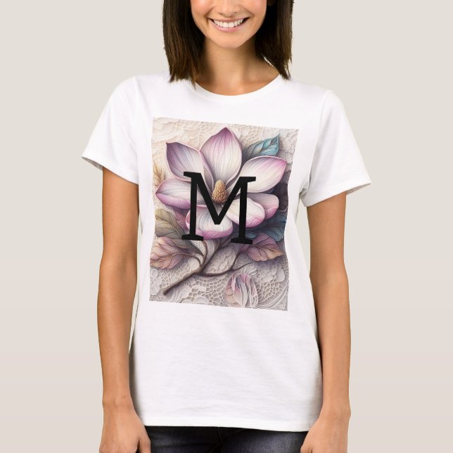 Monogramm Spitze Blumenrosa lila Magnolische Blume T-Shirt (Vorderseite)