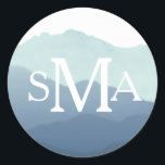 Monogramm-Umschlag Aufkleber für den Mountain Rang<br><div class="desc">Elegantes Hochzeitsdesign mit handbemaltem,  wasserfarbenem Berglandschaftsdesign von Shelby Allison. Dieses Design ist derzeit in blau,  braun,  grün und lila erhältlich.</div>