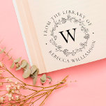 Monogramm und Blumenzauber aus der Bibliothek des  Permastempel<br><div class="desc">Fügen Sie Ihren Lieblingsbüchern eine elegante Touch mit unserer schicken Bläserkrautmonogramm aus der Bibliothek der Buchzeichen-Briefmarke hinzu, die Ihren Single in klassischer Serifenschrift mit einem handgezeichnet Kranz aus Blume, Knospen und winzigen botanischen Blätter gerahmt. "From the library of" erscheint in einem wunderschönen Rundbogen und hier können Sie Ihren eigenen Namen...</div>