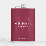Monogramm und Name der eleganten Personalisierten  Flachmann<br><div class="desc">Fügen Sie Ihrer Hochzeit eine persönliche Touch mit personalisierten Trauzeugen Flasche. Dieser Kolben weist den Namen des personalisierten Trauzeugen mit dem Titel und dem Hochzeitstag in Weiß und Mono auf,  in hellbordeauxrot als Hintergrund,  im klassischen Serif-Schriftart,  auf bordeauxrotem Hintergrund. Auch perfekt für Trauzeuge,  Brautvater und mehr.</div>