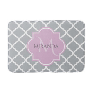 Monogramm und Name der Girly Gray Quatrefolie Badematte
