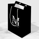 Monogramm und Name der klassischen Personalisierte Mittlere Geschenktüte<br><div class="desc">Klassische Personalisierte Trauzeugen Geschenke mit dem Monogramm,  dem Namen und dem Titel des personalisierten Trauzeugen im klassischen Serif-Schriftart-Stil auf schwarzem Hintergrund. Auch perfekt für Trauzeuge,  Brautvater und mehr.</div>