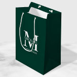 Monogramm und Name der klassischen Personalisierte Mittlere Geschenktüte<br><div class="desc">Klassische Personalisierte Trauzeugen Geschenke mit dem Monogramm,  dem Namen und dem Titel des personalisierten Trauzeugen im Stil der klassischen Serifen auf smaragdgrünem Hintergrund. Auch perfekt für Trauzeuge,  Brautvater und mehr.</div>