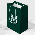 Monogramm und Name der klassischen Personalisierte Mittlere Geschenktüte<br><div class="desc">Klassische Personalisierte Trauzeugen Geschenke mit dem Monogramm,  dem Namen und dem Titel des personalisierten Trauzeugen im Stil der klassischen Serifen auf smaragdgrünem Hintergrund. Auch perfekt für Trauzeuge,  Brautvater und mehr.</div>