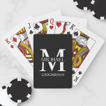 Monogramm und Name der klassischen Personalisierte Spielkarten<br><div class="desc">Klassische Personalisierte Trauzeugen Geschenke mit dem Monogramm,  dem Namen und dem Titel des personalisierten Trauzeugen im klassischen Serif-Schriftart-Stil auf schwarzem Hintergrund. Auch perfekt für Trauzeuge,  Brautvater und mehr.</div>