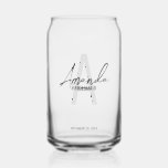 Monogramm und Name der modernen Personalisierten B Dosenglas<br><div class="desc">Moderne Personalisierte Bridesmaid's Monogram and Name Gifts Dieses Design zeichnet sich durch den personalisierten Namen einer Brautjungfrau aus, die im Stil eines modernen, grauen handgeschriebenen Schriftartes und in Monogramm in einem hellgrauen, modernen Sans Serif-Schriftart als Hintergrund steht. Hochzeitdetails sind in einem grau-modernen Sans Serif Schriftart Stil gehalten. Auch perfekt für...</div>