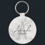 Monogramm und Name der modernen Personalisierten B Schlüsselanhänger<br><div class="desc">Moderne Personalisierte Bridesmaid's Monogram and Name Gifts Dieses Design zeichnet sich durch den personalisierten Namen einer Brautjungfrau aus, die im Stil eines grauen, modernen handgeschriebenen Schriftartes und in Monogramm in einem hellgrauen, modernen Sans Serif-Schriftart als Hintergrund steht. Hochzeitsdetails in grauem, modernem Sans Serif-Schriftart, auf weißem Marmorboden. Auch perfekt für Trauzeugin,...</div>