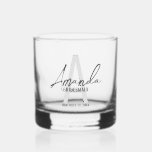 Monogramm und Name der modernen Personalisierten B Whiskyglas<br><div class="desc">Moderne Personalisierte Bridesmaid's Monogram and Name Gifts Dieses Design zeichnet sich durch den personalisierten Namen einer Brautjungfrau aus, die im Stil eines modernen, grauen handgeschriebenen Schriftartes und in Monogramm in einem hellgrauen, modernen Sans Serif-Schriftart als Hintergrund steht. Hochzeitdetails sind in einem grau-modernen Sans Serif Schriftart Stil gehalten. Auch perfekt für...</div>