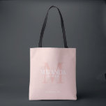 Monogramm und Name der personalisierten Bridesmaid<br><div class="desc">Fügen Sie Ihrer Hochzeit eine persönliche Touch mit dem Monogramm und dem Namensgeschenk der personalisierten Brautjungfrau hinzu. Dieses Design zeichnet sich durch den personalisierten Namen einer Brautjungfrau aus, deren Titel und Hochzeitstermin in Weiß und Monogramm in Rosa im Hintergrund, im klassischen Serif-Schriftart-Stil, auf rot-rosa Hintergrund. Auch perfekt für Trauzeugin, Mutter...</div>