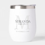 Monogramm und Name der personalisierten Bridesmaid<br><div class="desc">Fügen Sie Ihrer Hochzeit eine persönliche Touch mit dem Monogramm und dem Namensgeschenk der personalisierten Brautjungfrau hinzu. Dieses Design zeichnet sich durch den Namen der personalisierten Brautjungfrau aus, mit Titel und Hochzeitstermin in Grau und Monogramm in hellgrau als Hintergrund, im klassischen Serif-Schriftart-Stil. Auch perfekt für Trauzeugin, Mutter der Braut und...</div>