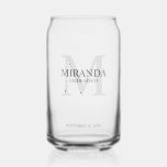 Monogramm und Name der personalisierten Bridesmaid Dosenglas<br><div class="desc">Fügen Sie Ihrer Hochzeit eine persönliche Touch mit dem Monogramm und dem Namensgeschenk der personalisierten Brautjungfrau hinzu. Dieses Design zeichnet sich durch den Namen der personalisierten Brautjungfrau aus, mit Titel und Hochzeitstermin in Grau und Monogramm in hellgrau als Hintergrund, im klassischen Serif-Schriftart-Stil. Auch perfekt für Trauzeugin, Mutter der Braut und...</div>