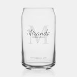 Monogramm und Name der personalisierten Bridesmaid Dosenglas<br><div class="desc">Personalisierte Bridesmaids-Geschenke zeigen personalisierten Namen von Brautjungfrau im Stil von grauen klassischen Skripten und Monogramm in hellgrau-klassischen Serif-Schriftart als Hintergrund mit Titel und Hochzeitsdatum in grau klassischen Serif-Schriftart Stil. Auch perfekt für Trauzeugin,  Blume Mädchen,  Mutter der Braut und mehr.</div>