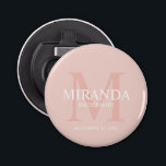 Monogramm und Name der personalisierten Bridesmaid Flaschenöffner<br><div class="desc">Fügen Sie Ihrer Hochzeit eine persönliche Touch mit dem Monogramm und dem Namensgeschenk der personalisierten Brautjungfrau hinzu. Dieses Design zeichnet sich durch den personalisierten Namen einer Brautjungfrau aus, deren Titel und Hochzeitstermin in Weiß und Monogramm in Rosa im Hintergrund, im klassischen Serif-Schriftart-Stil, auf rot-rosa Hintergrund. Auch perfekt für Trauzeugin, Mutter...</div>