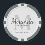 Monogramm und Name der personalisierten Bridesmaid Pokerchips<br><div class="desc">Personalisierte Bridesmaids-Geschenke zeigen personalisierten Namen von Brautjungfrau im Stil von grauen Schriftart und Monogramm in hellgrauem klassischem Serif-Schriftart als Hintergrund mit Titel und Hochzeitsdatum in grauem klassischem Serif-Schriftart-Stil auf weißem Hintergrund. Auch perfekt für Trauzeugin,  Blume Mädchen,  Mutter der Braut und mehr.</div>
