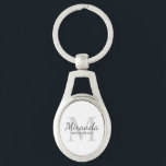 Monogramm und Name der personalisierten Bridesmaid Schlüsselanhänger<br><div class="desc">Personalisierte Bridesmaids-Geschenke zeigen personalisierten Namen von Brautjungfrau im Stil von grauen Schriftart und Monogramm in hellgrauem klassischem Serif-Schriftart als Hintergrund mit Titel und Hochzeitsdatum in grauem klassischem Serif-Schriftart-Stil auf weißem Hintergrund. Auch perfekt für Trauzeugin,  Blume Mädchen,  Mutter der Braut und mehr.</div>