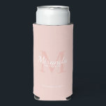 Monogramm und Name der personalisierten Bridesmaid Selters Dosenkühler<br><div class="desc">Personalisierte Bridesmaids Geschenke sind mit dem personalisierten Namen der Brautjungfrau im Stil eines Schriftartes mit weißer Schrift und Monogramm im klassischen,  rosa Serif-Schriftart-Stil als Hintergrund mit dem Titel und dem Hochzeitstermin im klassischen,  weißen Serif-Schriftart-Stil auf rot-rosa Hintergrund ausgestattet. Auch perfekt für Trauzeugin,  Blume Mädchen,  Mutter der Braut und mehr.</div>