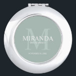 Monogramm und Name der personalisierten Bridesmaid Taschenspiegel<br><div class="desc">Fügen Sie Ihrer Hochzeit eine persönliche Touch mit dem Monogramm und dem Namensgeschenk der personalisierten Brautjungfrau hinzu. Dieses Design zeichnet sich durch den Namen der personalisierten Brautjungfrau aus, mit dem Titel und dem Hochzeitstermin in Weiß und Monogramm in Weiß als Hintergrund, im klassischen Serif-Schriftart-Stil, auf dem grünen Weiß. Auch perfekt...</div>