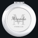 Monogramm und Name der personalisierten Bridesmaid Taschenspiegel<br><div class="desc">Personalisierte Bridesmaids-Geschenke zeigen personalisierten Namen von Brautjungfrau im Stil von grauen Schriftart und Monogramm in hellgrauem klassischem Serif-Schriftart als Hintergrund mit Titel und Hochzeitsdatum in grauem klassischem Serif-Schriftart-Stil auf weißem Hintergrund. Auch perfekt für Trauzeugin,  Blume Mädchen,  Mutter der Braut und mehr.</div>