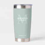 Monogramm und Name der personalisierten Bridesmaid Thermobecher<br><div class="desc">Fügen Sie Ihrer Hochzeit eine persönliche Touch mit dem Monogramm und dem Namensgeschenk der personalisierten Brautjungfrau hinzu. Dieses Design zeichnet sich durch den Namen der personalisierten Brautjungfrau aus, mit dem Titel und dem Hochzeitstermin in Weiß und Monogramm in Weiß als Hintergrund, im klassischen Serif-Schriftart-Stil, auf dem grünen Weiß. Auch perfekt...</div>