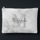 Monogramm und Name der personalisierten Bridesmaid Zubehörtasche<br><div class="desc">Personalisierte Bridesmaids-Geschenke sind mit personalisiertem Namen von Bridesmaid im Schriftart-Stil mit grauem  und Monogramm in hellgrauem klassischem Serif-Schriftart als Hintergrund mit einem Schriftart in grauem klassischem Serifenstil auf weißem Marmorhintergrund versehen. Auch perfekt für Trauzeugin,  Blume Mädchen,  Mutter der Braut und mehr.</div>