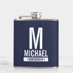 Monogramm und Name des personalisierten Trauzeugen Flachmann<br><div class="desc">Moderne Minimalistische Personalisierte Monogramm- und Namensgeschenke Dieses Design zeichnet sich durch das Monogramm,  den Namen und den Titel des personalisierten Trauzeugen aus,  das in einem modernen,  weißen,  fett formatierten Sans serif-Schriftart-Stil auf marinebasischem Hintergrund gehalten ist. Auch perfekt für Trauzeuge und mehr.</div>