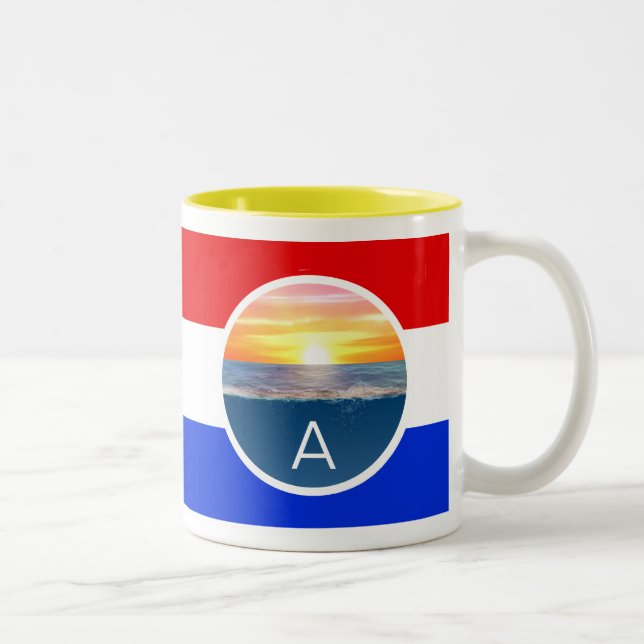 Monogramm und Ozean Sonnenaufgang mit Streifen Zweifarbige Tasse (Rechts)