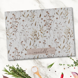 Monogramm Wasserfarbe getrocknete Blumen Blätter Schneidebrett