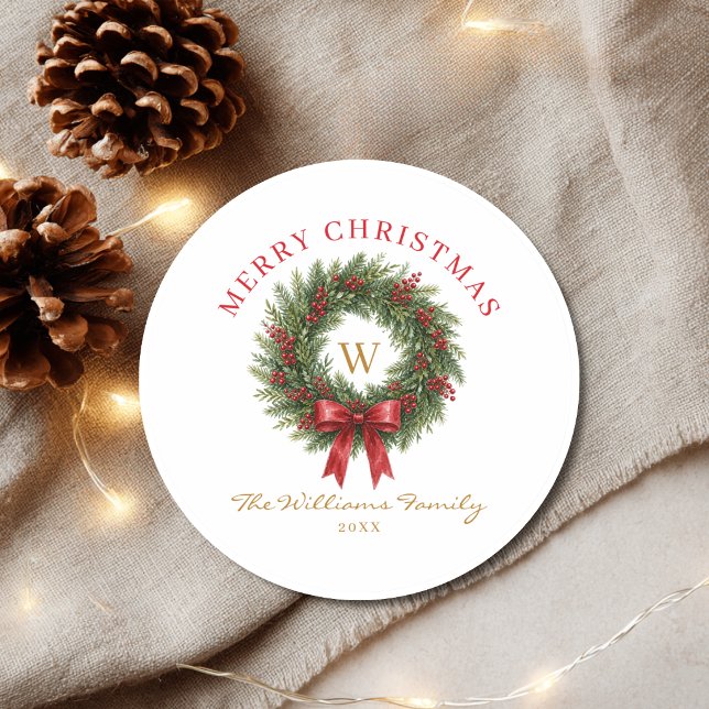 Monogramm-Weihnachtskranz rotes Band Runder Aufkleber (Monogram Christmas Wreath Red Bow Classic Round Sticker)