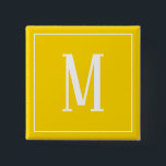 Monogramm Weiß auf goldgelben Knopf Button<br><div class="desc">Ein quadratischer Knopf mit weißem Monogramm auf goldgelbem Hintergrund. Passen Sie die Schaltfläche mit Ihren eigenen Initialen oder Initialen,  Farben,  unter anderem. an.</div>