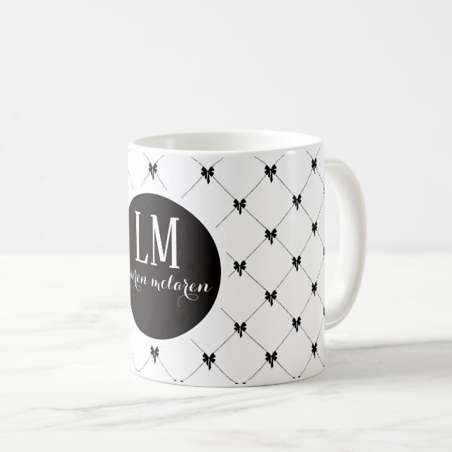 Monogramm Weiß & Schwarz Schleife Schrift Kaffeetasse (VorderseiteRechts)