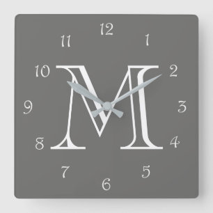 Monogramm weißes Skript Zahlen auf grauem Fußbal Quadratische Wanduhr