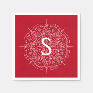 Monogramm weißes Spitzen auf der roten Papierplatt Serviette