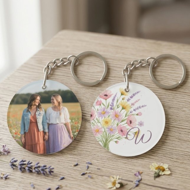 Monogramm-Wildblumenstrauß-Foto Schlüsselanhänger (A beautiful round photo keychain displaying photo on one side and a wildflowers and initial on other)