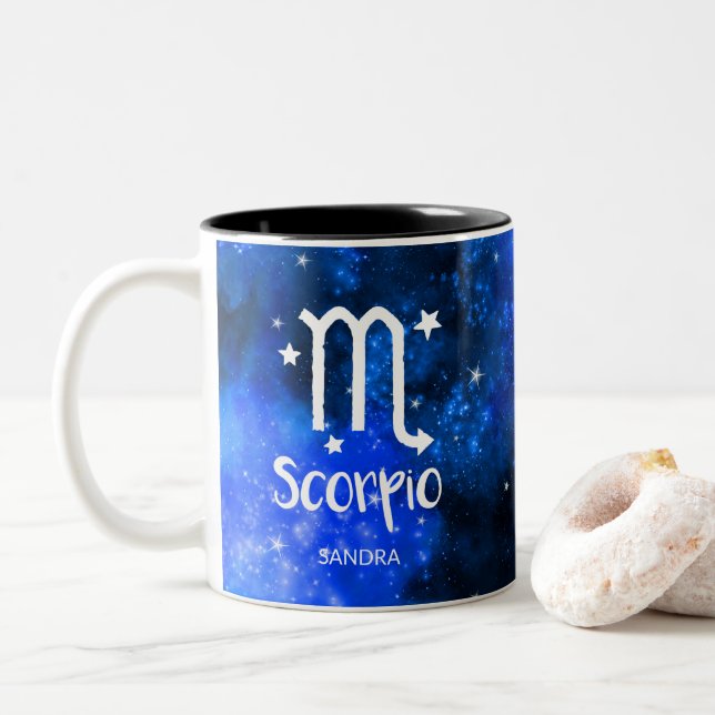 Monogramm, Zodiac-Scorpio-Zeichen, Blaugalaxie Zweifarbige Tasse (Mit Donut)