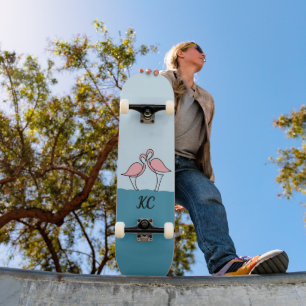 Monogramm Zwei rosa Flamingos auf dem Wasser Zitat Skateboard