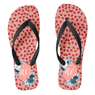 monogrammatikalisches Rotherzenmuster auf Rosa Flip Flops