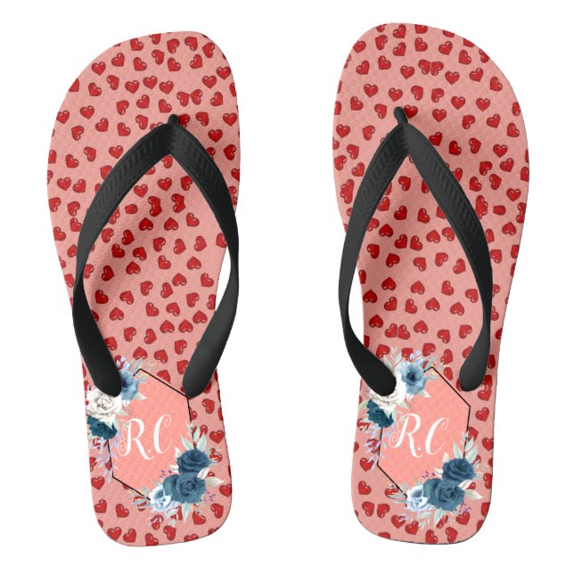 monogrammatikalisches Rotherzenmuster auf Rosa Flip Flops (Fußbett)