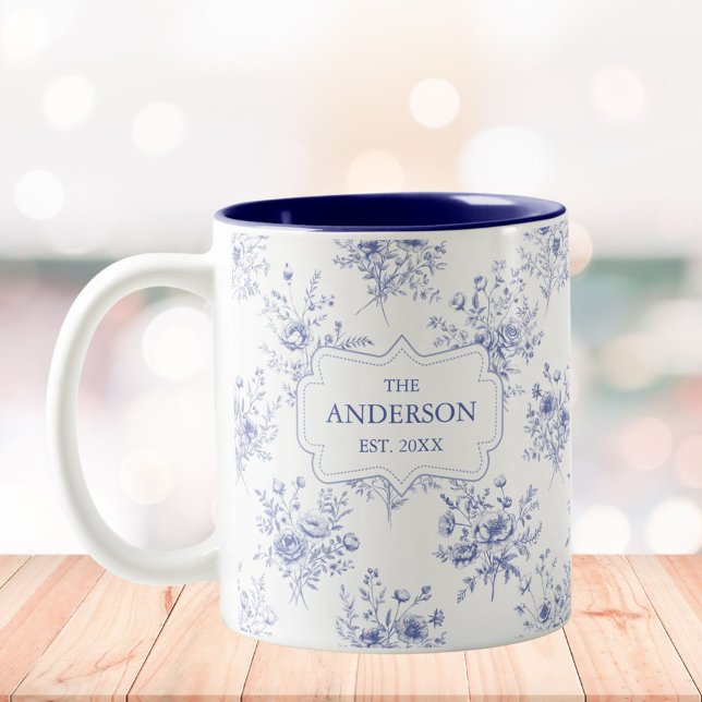Monogrammed Classic Blue Flowers Floral Pattern Zweifarbige Tasse (In situ)