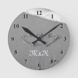 Monogrammed wall clock with hearts in beach sand runde wanduhr
