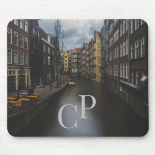 Monogrammierte Initialen auf Bild eines wasserreic Mousepad