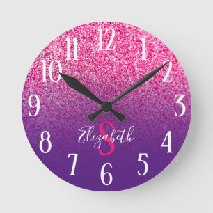 Monogrammierte lila und heißrosa Glitter Ombre Runde Wanduhr