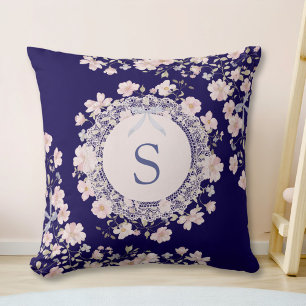 Monogrammierte rosa Blumen und Spitzen-Blumenmuste Kissen