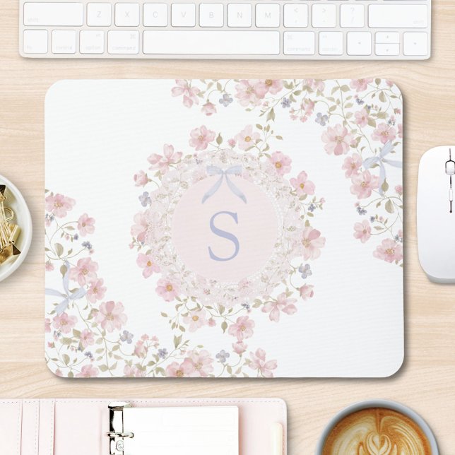Monogrammierte rosa Blumen und Spitzen-Blumenmuste Mousepad (In situ)