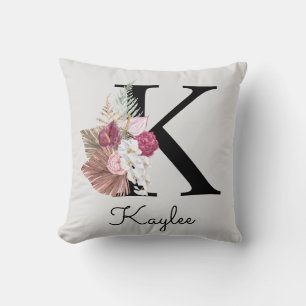 Monogrammierte rosa florale Initiale K Kissen